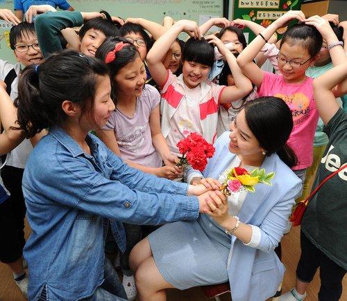 Học sinh tặng hoa cho cô
