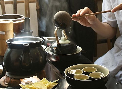 Người pha trà cần có những hiểu biết nhất định cùng kinh nghiệm mới có thể đáp ứng được các tiêu chuẩn khắt khe của nghệ thuật, văn hóa trà đạo Nhật Bản