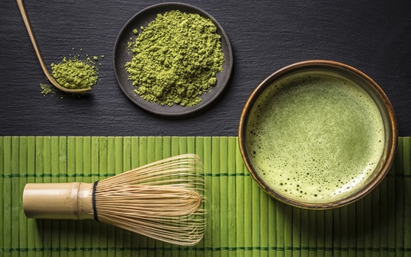 Trà Nhật có rất nhiều loại, mỗi loại mang hương vị khác nhau, có loại uống hàng ngày, có loại để mời khách và có loại một năm chỉ uống vài lần theo sở thích, giá cả và mùa trong năm.