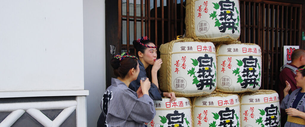 Người dân và du khách hào hứng thưởng thức rượu Sake 