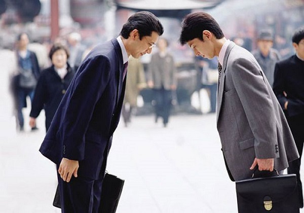 Văn hóa giao tiếp Nhật Bản thể hiện qua cách cúi chào